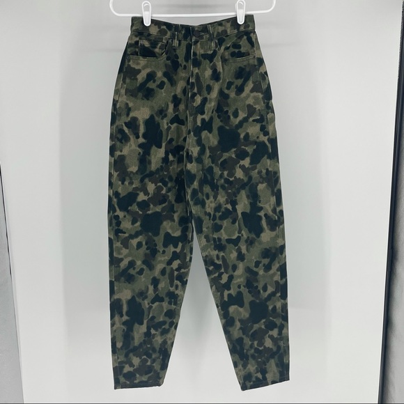 WeWoreWhat NWT Dani Boyfriend in Olive Camo Printed Rigid Denim Size 24 - Picture 3 of 9